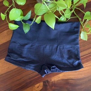 lululemon seamless hot yoga shorts